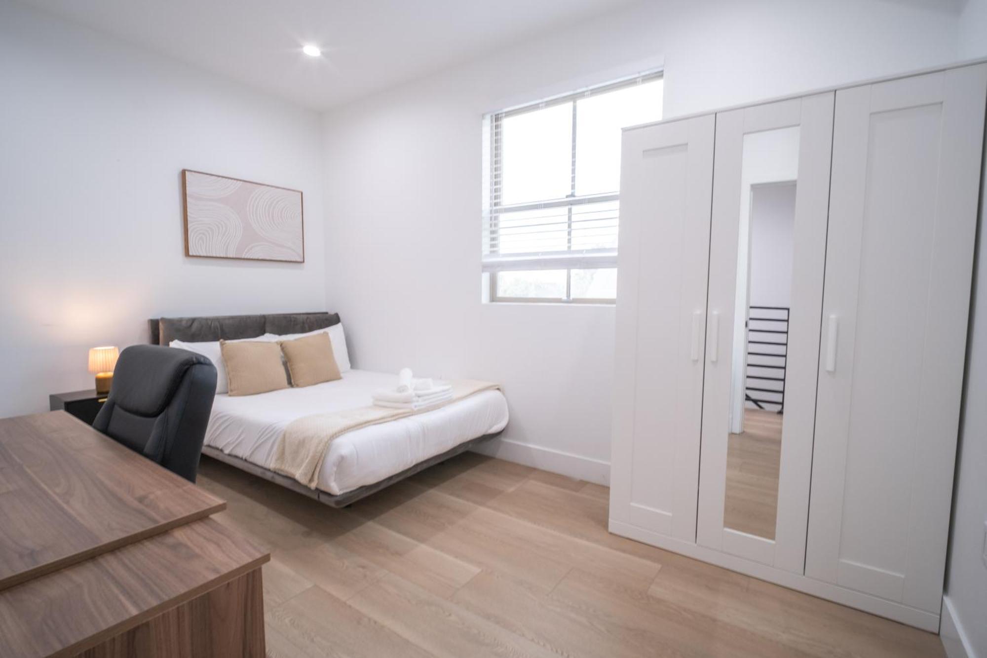 Stylish Private Room By Downtown La With Private Parking — Photos 1